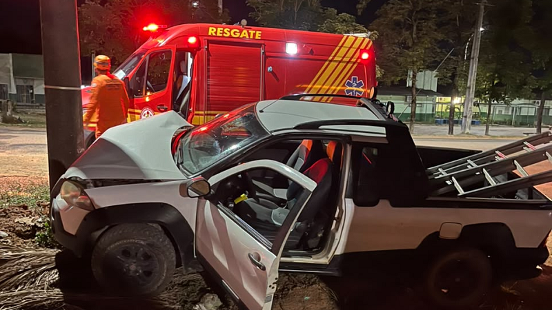 Corpo de Bombeiros socorre homem após colidir o veículo em um poste de iluminação