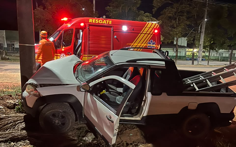 Corpo de Bombeiros socorre homem após colidir o veículo em um poste de iluminação