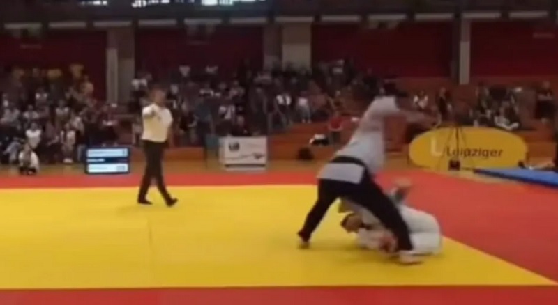 Judoca olímpico é agredido com socos no tatame e fratura mandíbula; vídeo