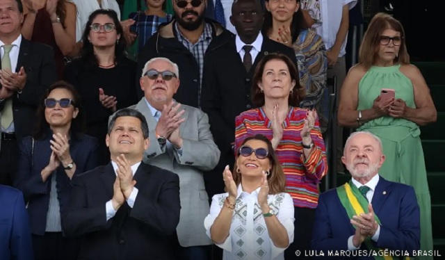 Começa o desfile cívico-militar do Dia da Independência em Brasília