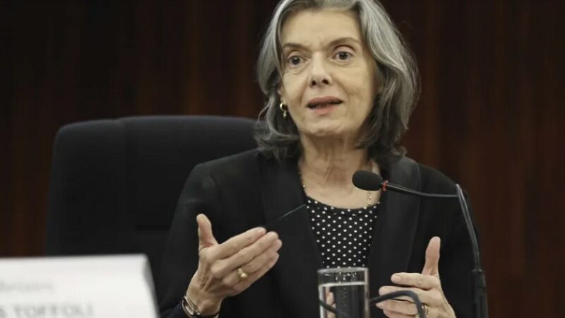 Cármen Lúcia vê erros tanto de Moraes quanto de Mendonça e vira peça-chave na disputa no STF
