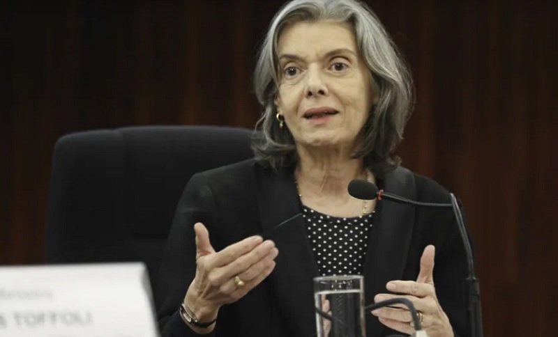 Cármen Lúcia vê erros tanto de Moraes quanto de Mendonça e vira peça-chave na disputa no STF