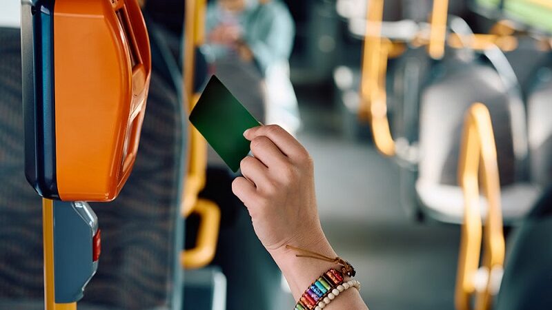 Viação deve indenizar passageira com deficiência por negar Passe Livre