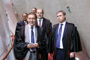 DONOS DA BOLA – Colocar titulares para julgar propaganda eleitoral pode ter prejudicado TSE