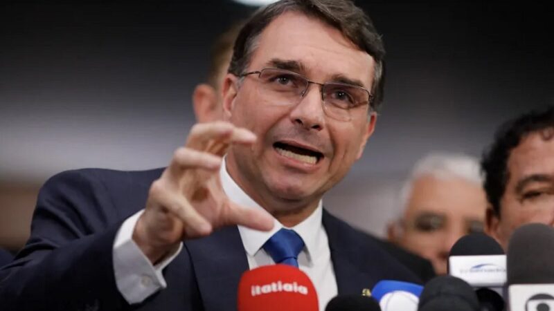 Veja quantos projetos Flávio Bolsonaro aprovou em 7 anos no Senado