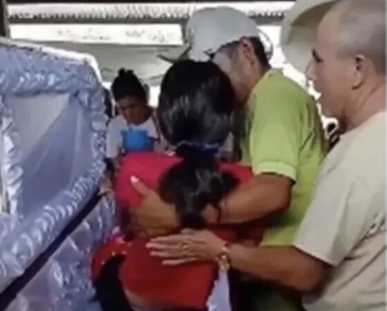 Menina de 15 anos acorda dentro do caixão durante o próprio velório