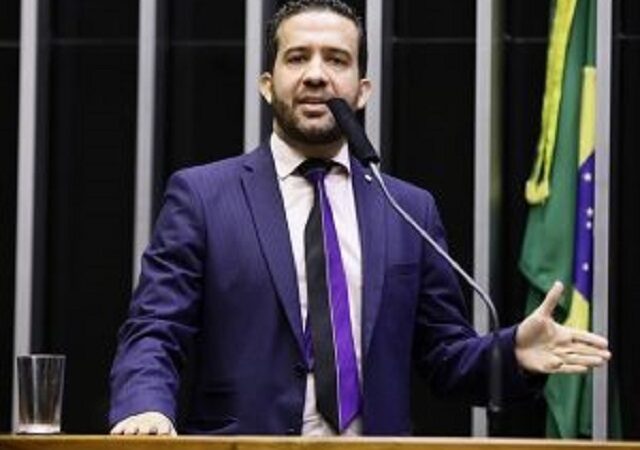 BATALHA DE MONOCRÁTICAS – Kassio suspende, mas Cueva restabelece canal de apoio a Lula no WhatsApp