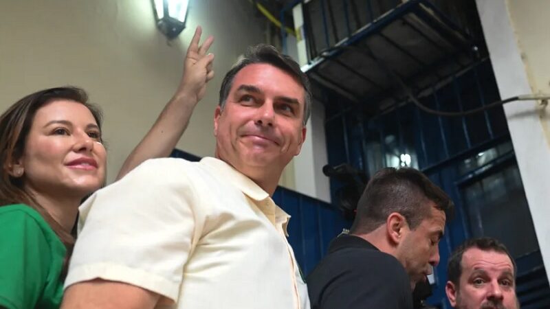 Flávio Bolsonaro diz confiar em ‘voto de revolta’ no primeiro turno