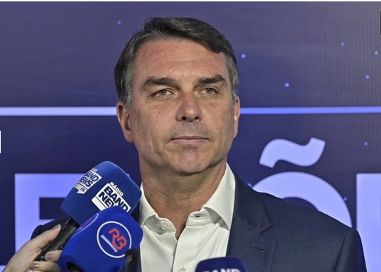 PF intima Flávio a entregar passaportes após decisão de Moraes