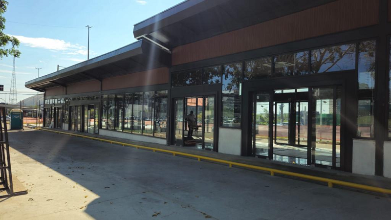 Obras da estação do BRT em frente ao Shopping Pantanal entram em fase final