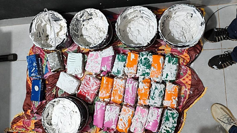 Polícia Civil prende casal e apreende 44 tabletes de drogas escondidas em baldes de argamassa