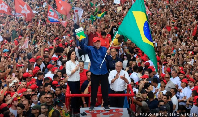 Lula é reeleito presidente do Brasil em virada histórica