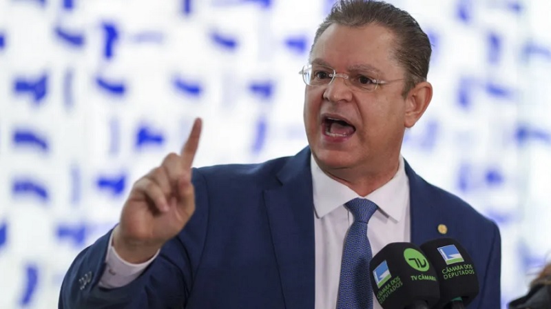 Líder do PL diz que modificará a PEC 6×1 se Flávio for eleito